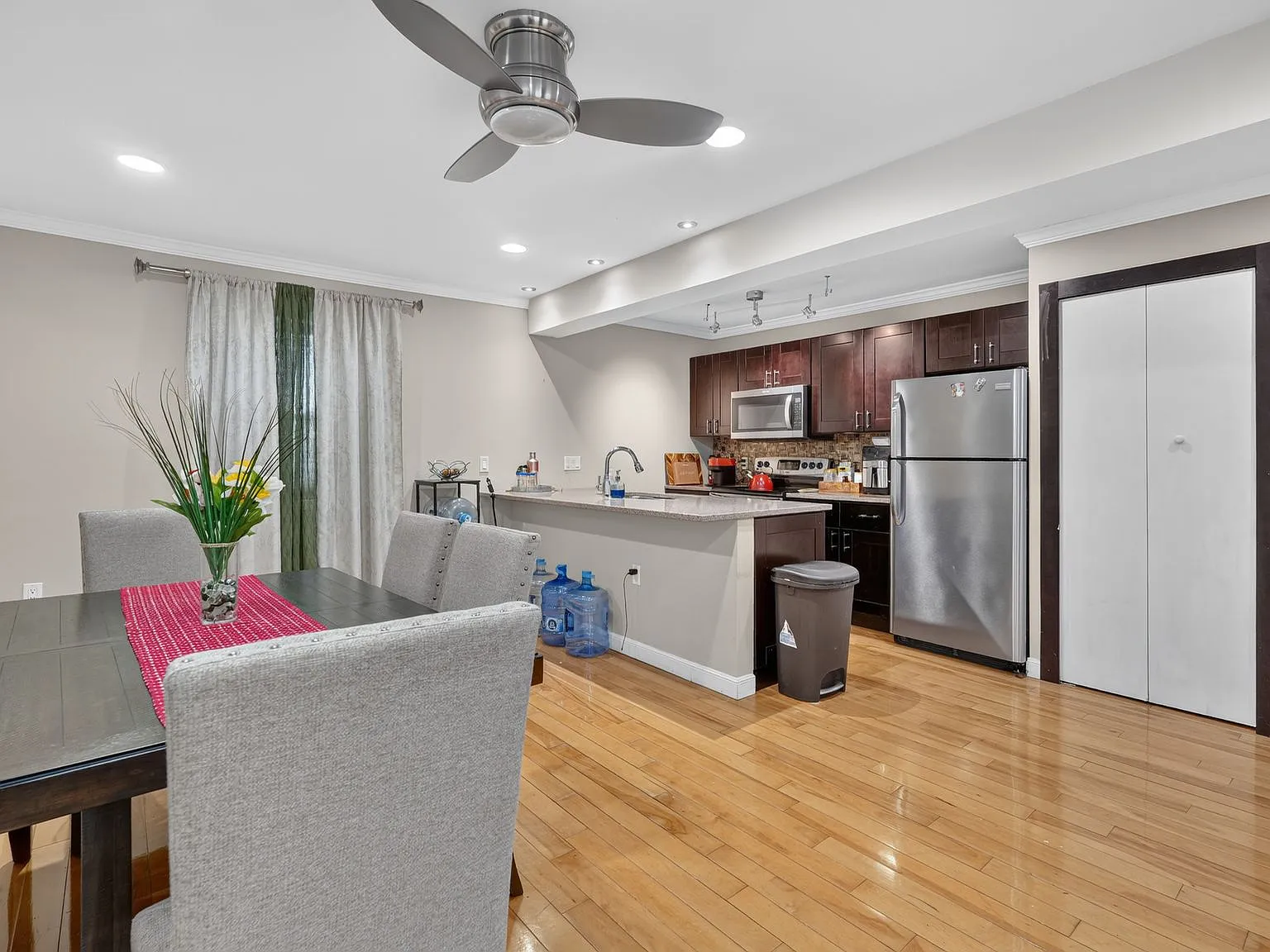 2 bed, 1114 sqft, $2,400 — Photo 3