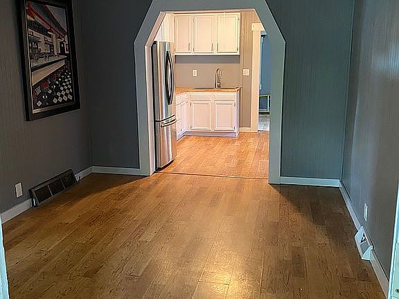 3rd image of 827 Banghart St
