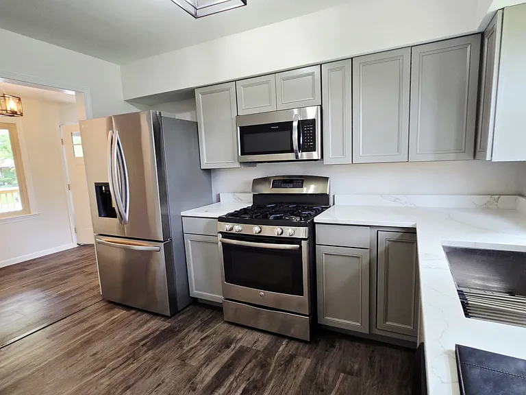906 W Walnut St — Photo 6
