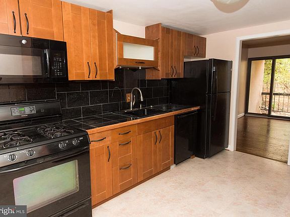 Beautifully updated kitchen with Gas Range