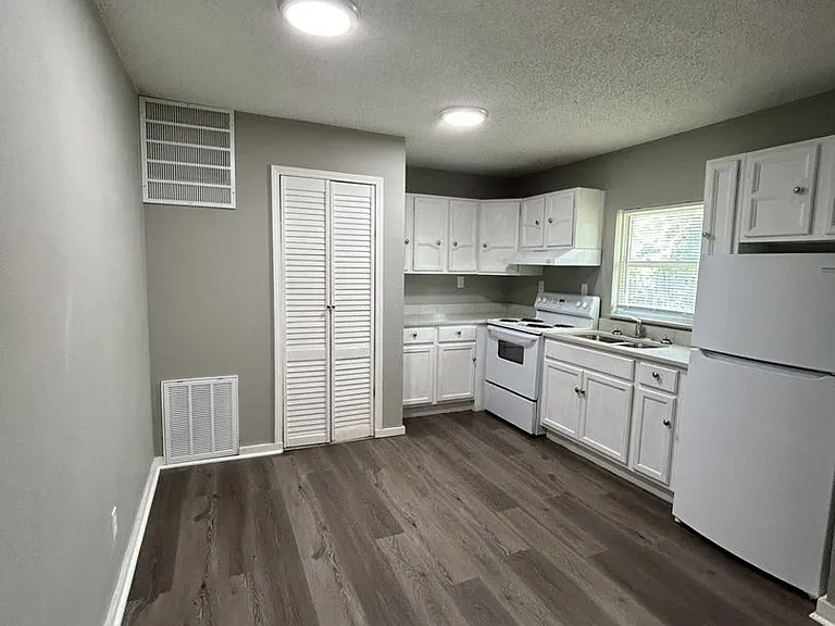 1116 S Elm St — Photo 4