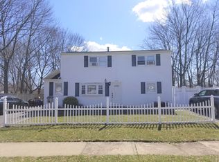 50 Willow St, Central Islip, NY 11722