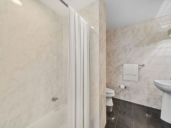 4th image of 420 E 61st St APT 18