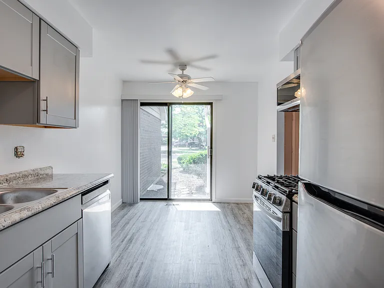 889 Heatherbrook Ct — Photo 5