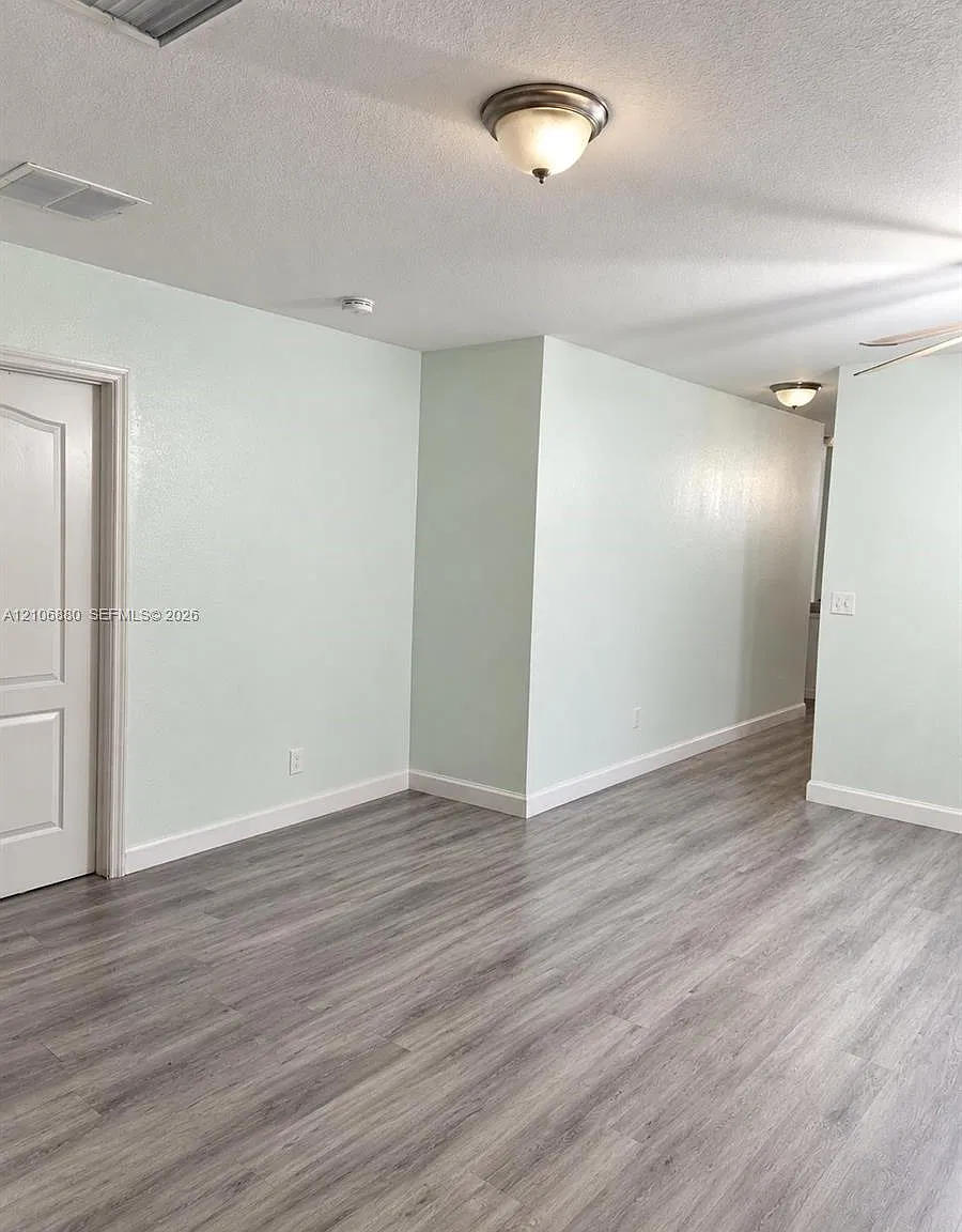 3 bed, 2.0 bath, 1216 sqft, $3,200 — Photo 3