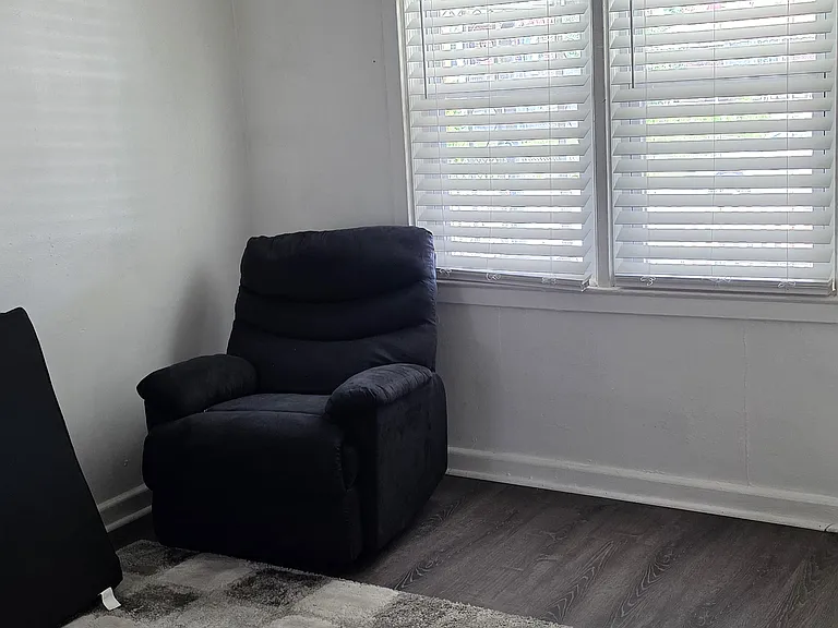 932 Victory Ave — Photo 5