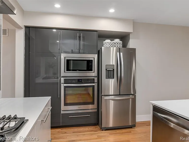 165 Woodedge Dr — Photo 6