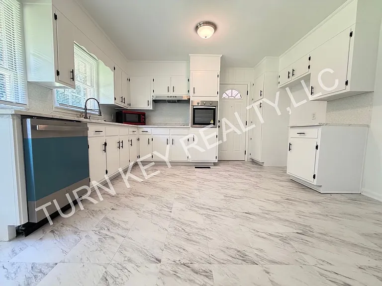 1708 Rogina St — Photo 6
