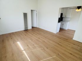 15656 Saticoy St, Lake Balboa, CA