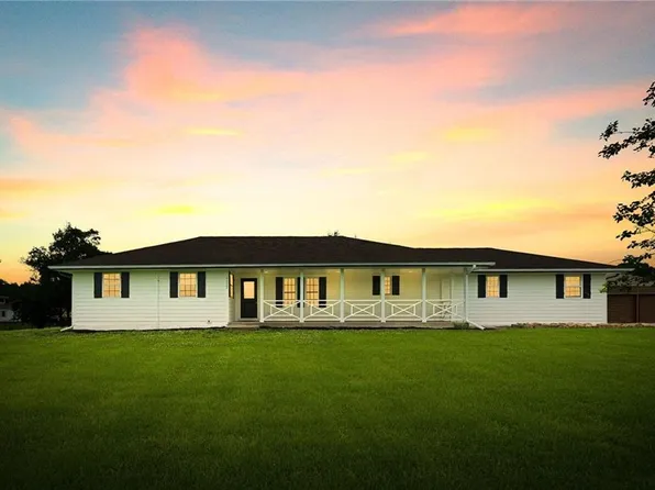 22922 Bedford Rd, Spring Hill, KS 66083
