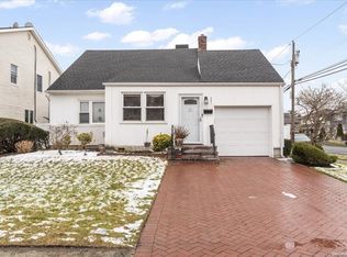 501 Oxford Rd, Cedarhurst, NY 11516