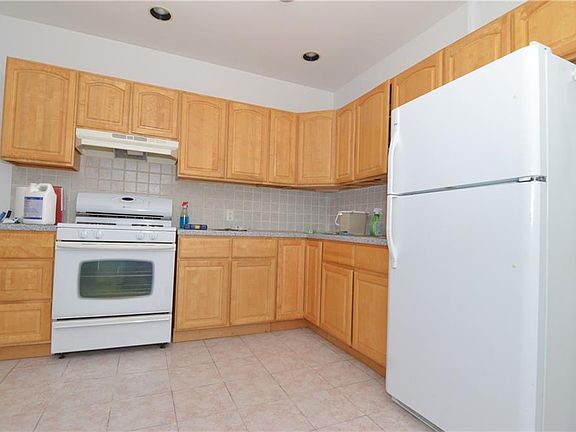 2nd image of 137 28th Ave