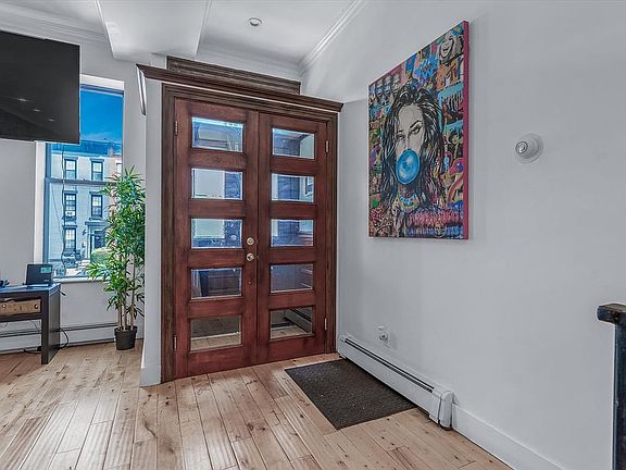 4th image of 698 Lexington Ave