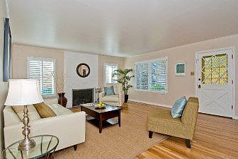 Living room :: 2627 Delaware Ave