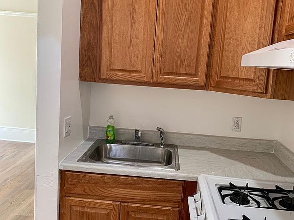 3rd image of 613 Masonic Ave