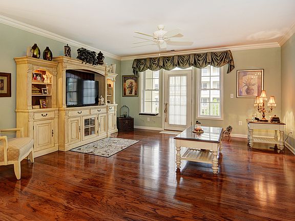 2nd image of 1206 Holly Ln
