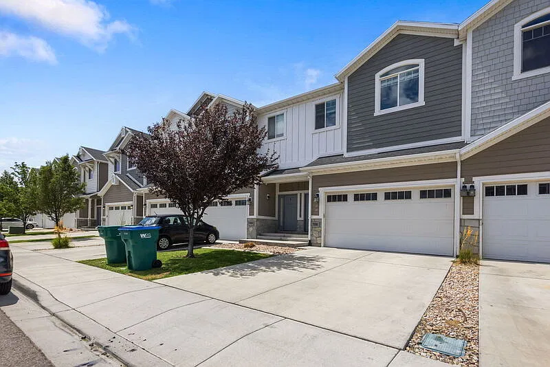 4 bed, 2.5 bath, 2192 sqft, $2,300 — Photo 3