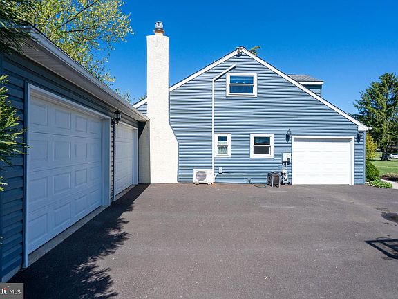 3rd image of 107 Hemlock Dr