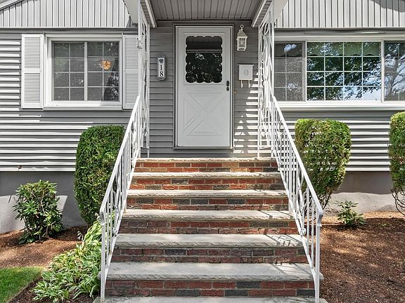 2nd image of 18 Quebec Ct