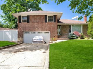 37 Twisting Ln, Wantagh, NY 11793
