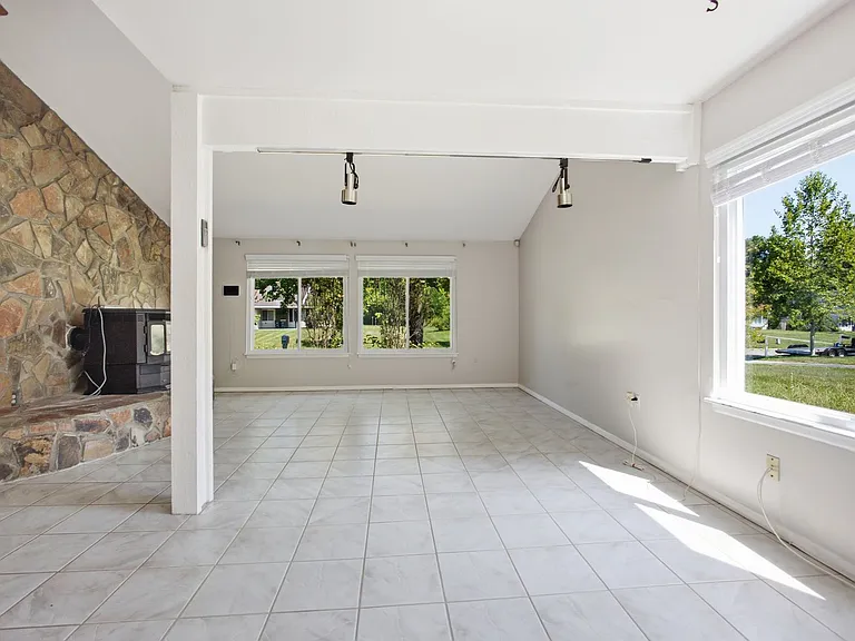 10805 Southall Dr — Photo 4