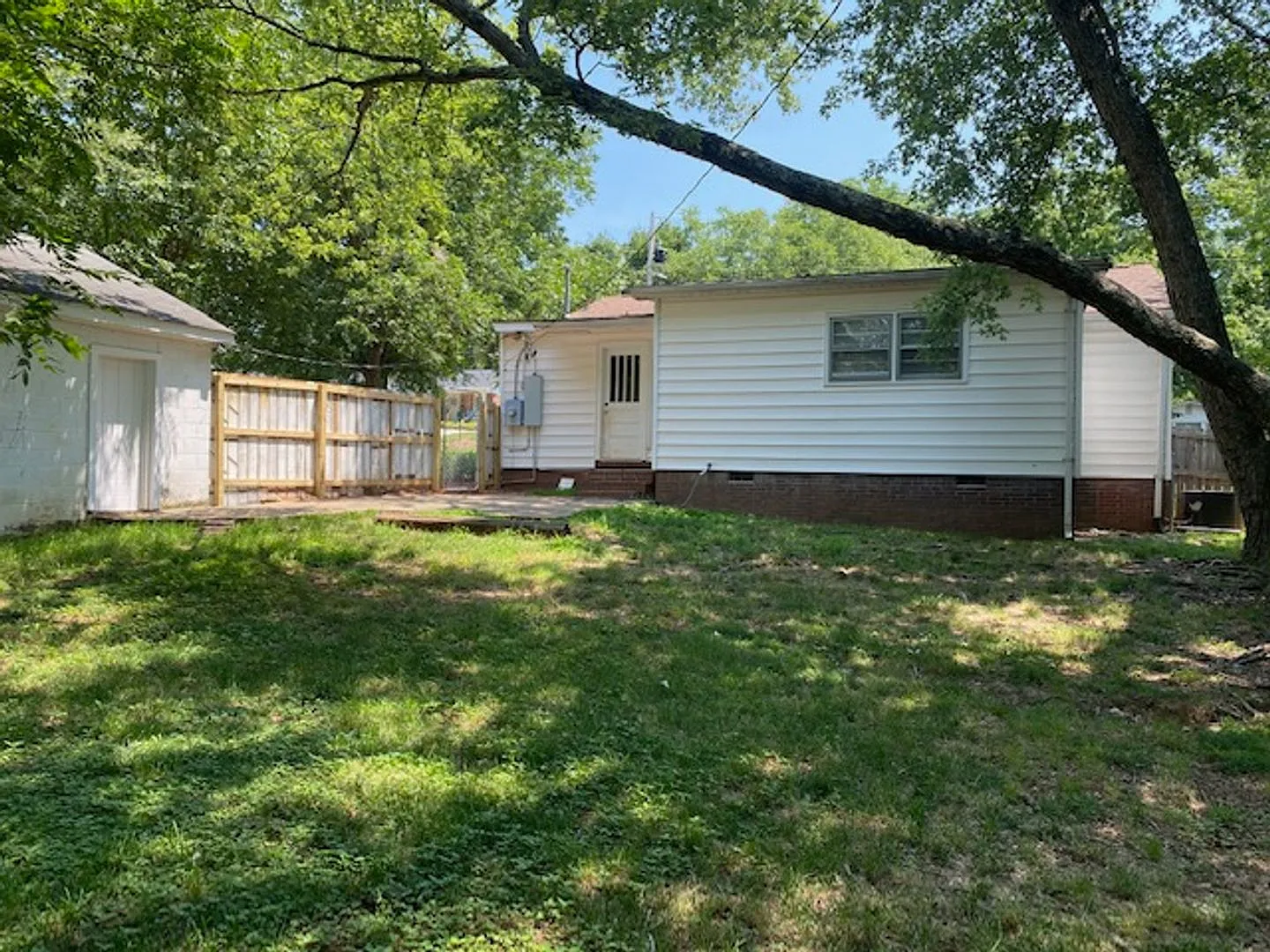 1/2 Mo Off Special 3 Bed, 2 Bath -Garage-Fence -5 Min To Dowtown Concord — Photo 4