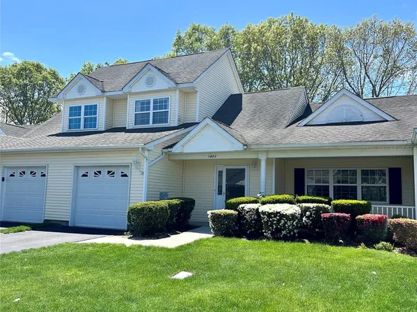 1403 Pebble Beach Path, Riverhead, NY 11901