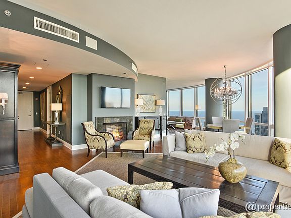Foyer/Living Room