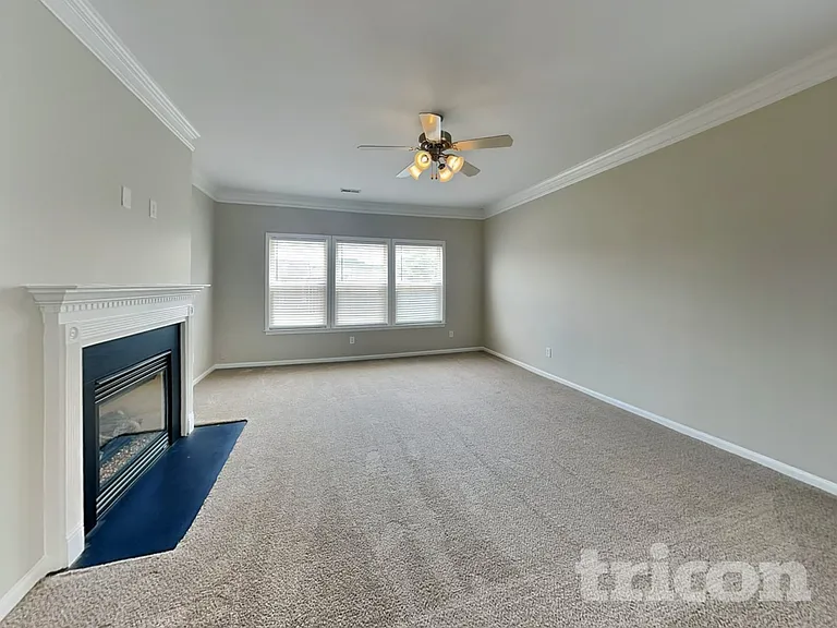 527 W Saddletree Dr — Photo 2
