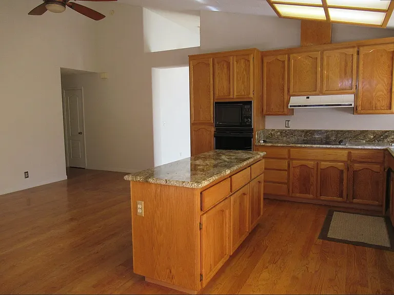 4502 Phyllis Ct — Photo 7