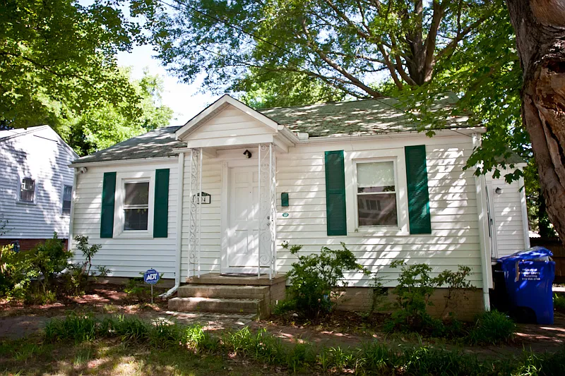 Walk downtown from a 2-bedroom home! — Photo 1