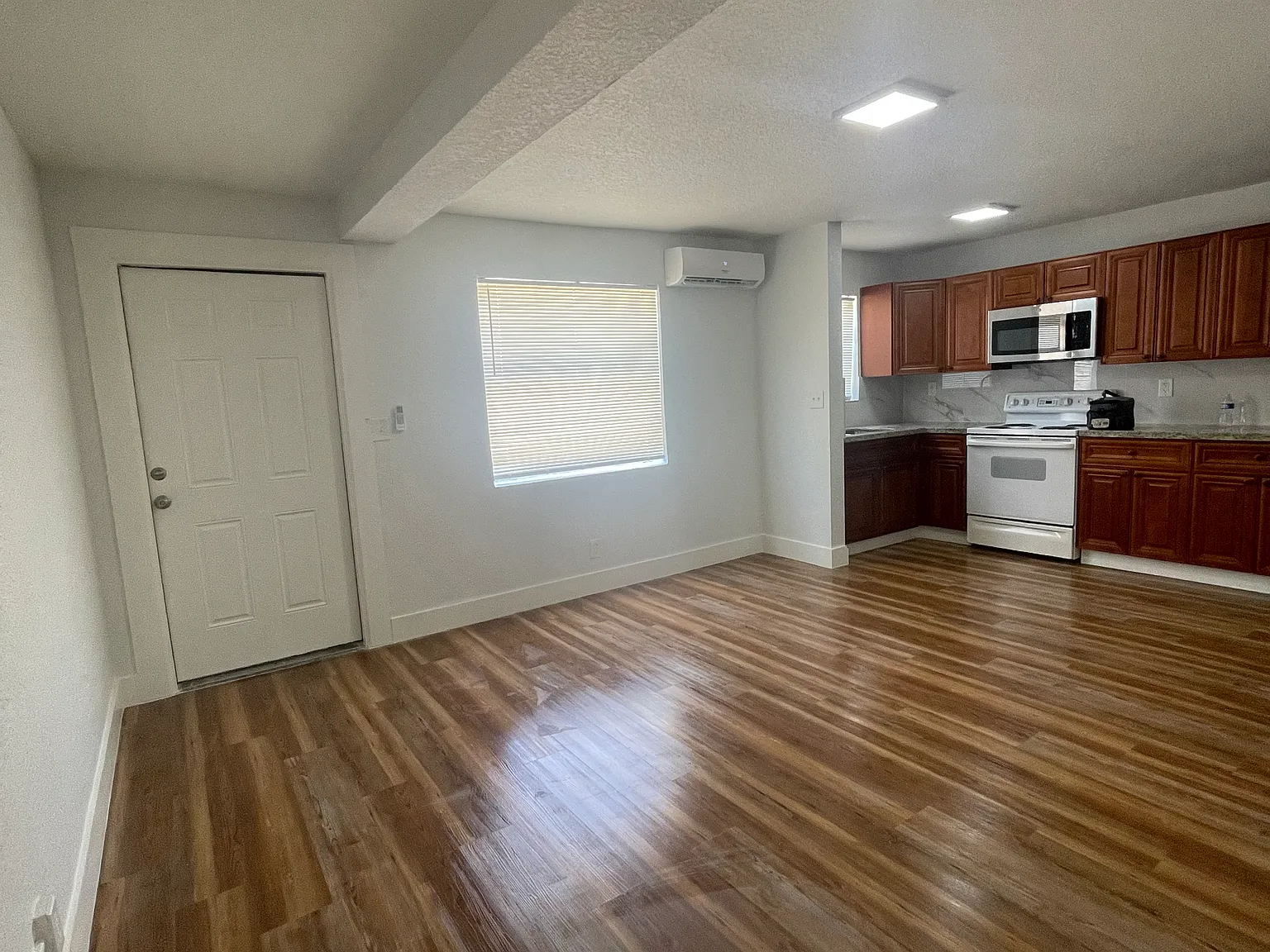 2 bed, 720 sqft, $1,900 — Photo 2