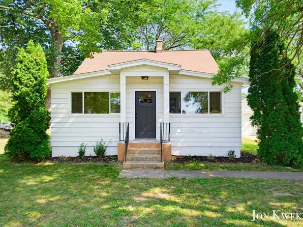 429 Six Mile Rd NW, Comstock Park, MI 49321