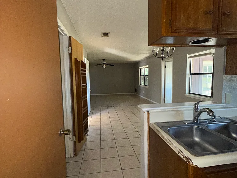 933 Edwards St — Photo 11