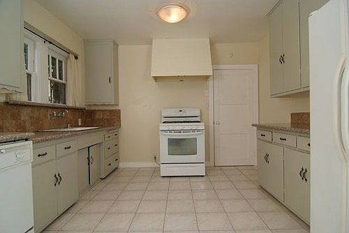 4th image of 1060 Yale St
