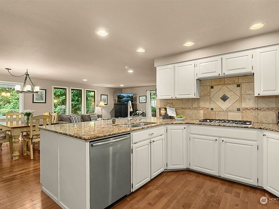 5th image of 1260 218th Avenue NE