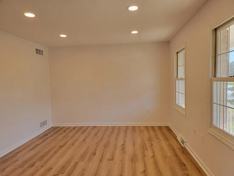 77 Brookfield Rd — Photo 3
