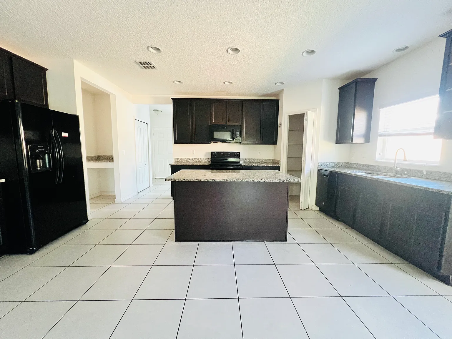 4 bed, 2014 sqft, $1,995 — Photo 2