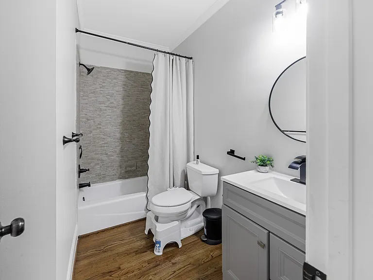 bathroom (floor 1)