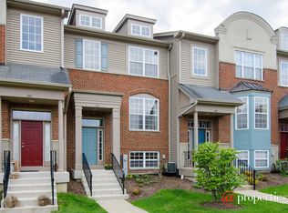 305 Station Park Cir, Grayslake, IL 60030
