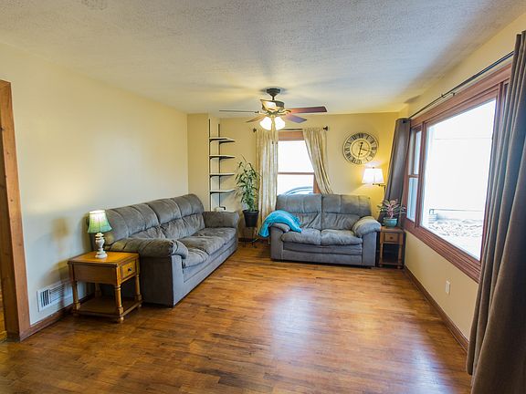 3rd image of 933 Village Dr