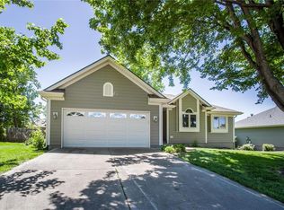 705 E 16th St, Kearney, MO 64060