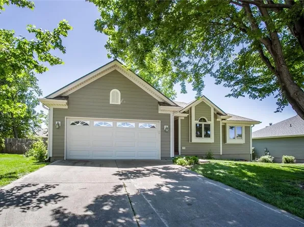 705 E 16th St, Kearney, MO 64060