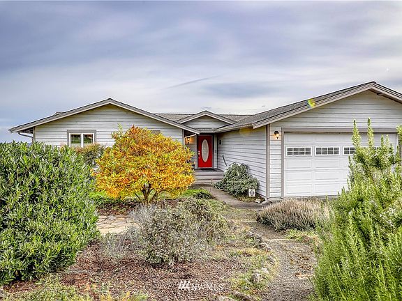 Welcome home to the main floor living and easy maintained landscaping.