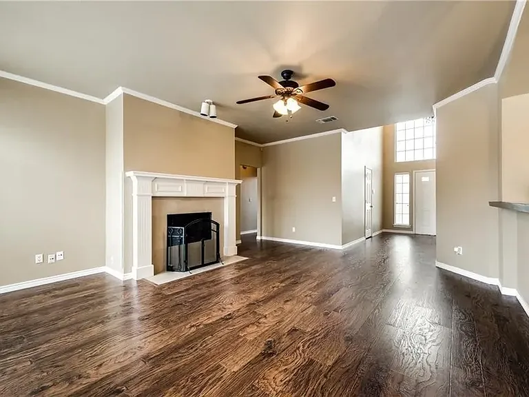 1504 Country Ln — Photo 8
