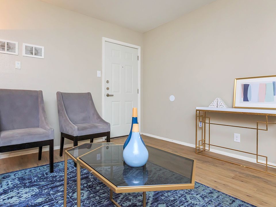 2 Bed / 1 Bath entryway