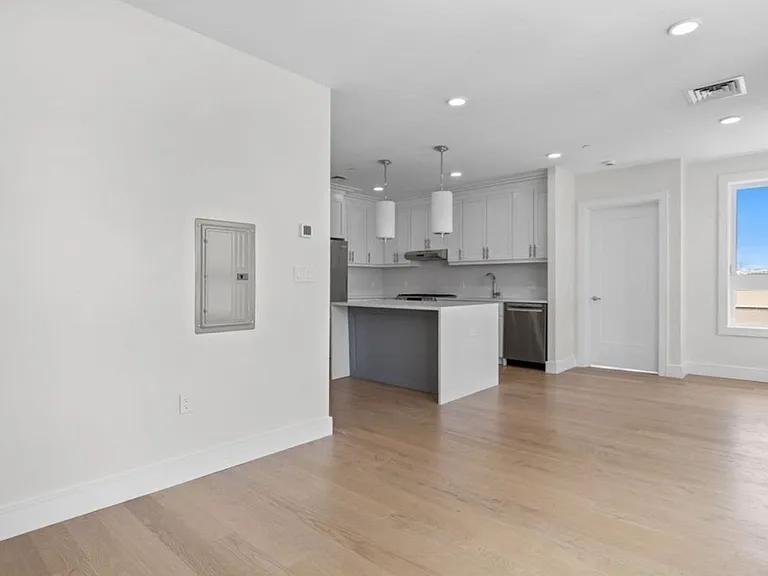 301 Border St — Photo 4