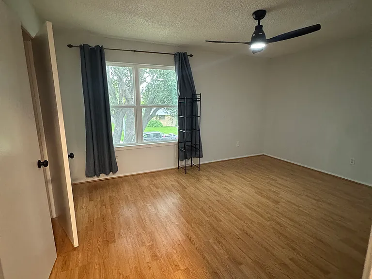 323 Towne House Ln — Photo 12