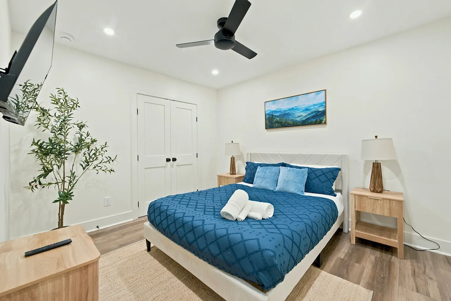 3 bed, 2.0 bath, $9,198 — Photo 4