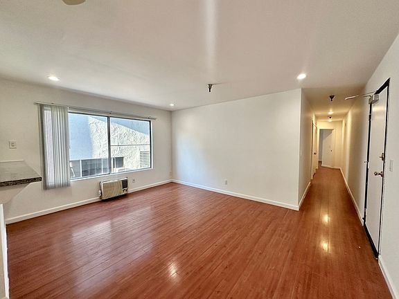 3rd image of 3746 Mentone Ave APT 101